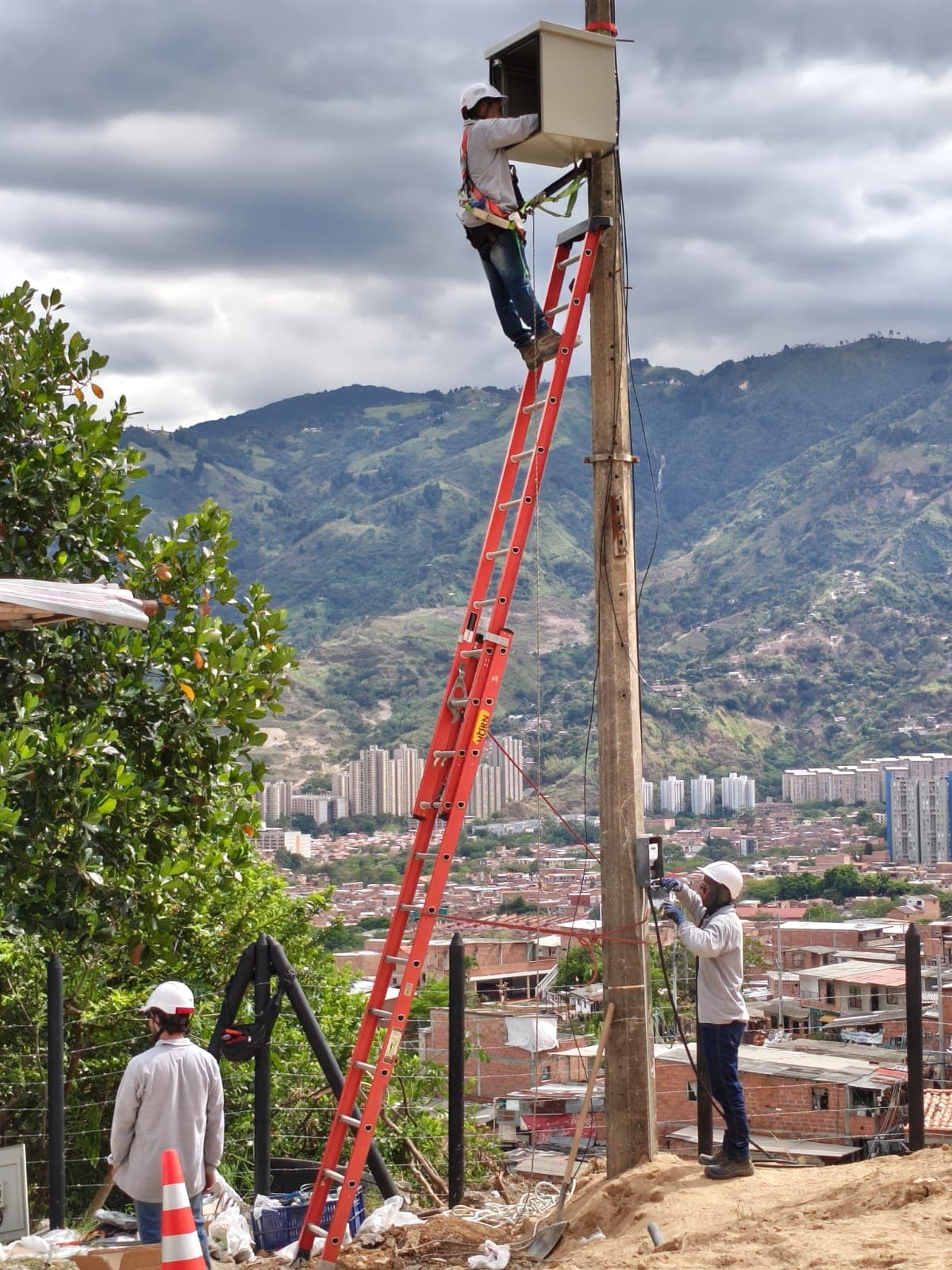 Tendido de fibra óptica en altura